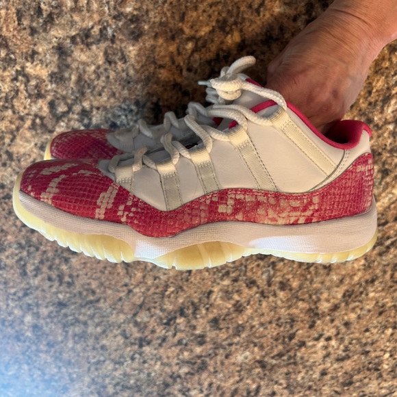 EUC Jordan 11 Low Pink Snakeskin 2013 Release Sneakers Size 8.5 - Picture 12 of 14